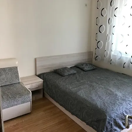 Lilac Garden Apartments Νεσέμπαρ